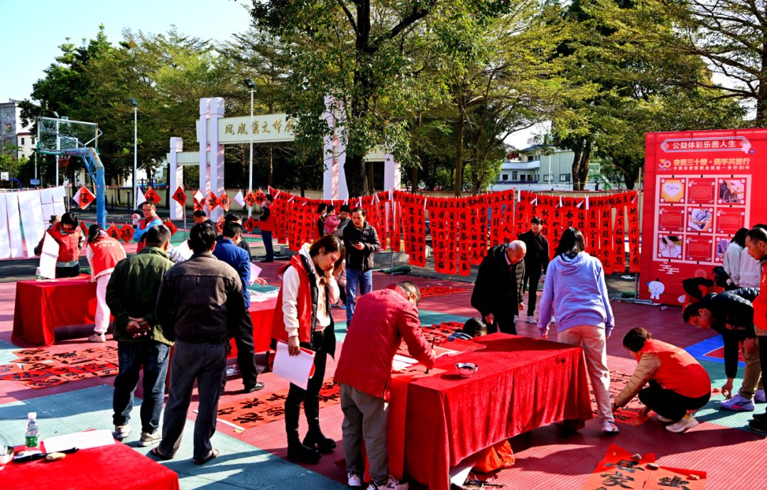 ColorfulZQ's tweet photo. 🎊People in Dinghu district, #Zhaoqing, gathered on January 21 for a delightful event—writing #springcouplets to usher in the new year. 

Writing spring couplets helps to carry forward traditional Chinese culture and convey heartfelt wishes. #CulturalHeritage #NewYearinZhaoqing https://t.co/oNDQGOFL7v