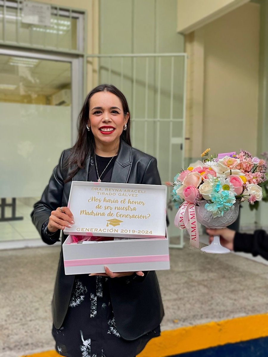 AracelyTirado_'s tweet photo. “Hay momentos tan especiales que te llenan el corazón y el alma en un suspiro” 😍😍….gracias por esta agradable sorpresa! #wuju🎉 #supersi🥰 #bendecida🙏🏻 #milgracias🩷#señalesbonitas😭😭 #selarifaron🫶🏻 #madrinadegeneración💕🙏🏻 https://t.co/RmxZ12gm9X