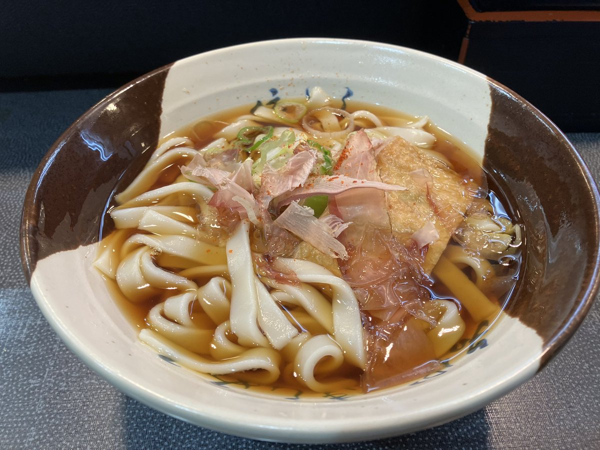 3m40dm's tweet photo. やっとやっと住吉デビュー出来た週末🍜
ホームに2箇所もあったんだね😅
これソッコーで食べるの無理🙃😂 https://t.co/2kOcGMX6Hj