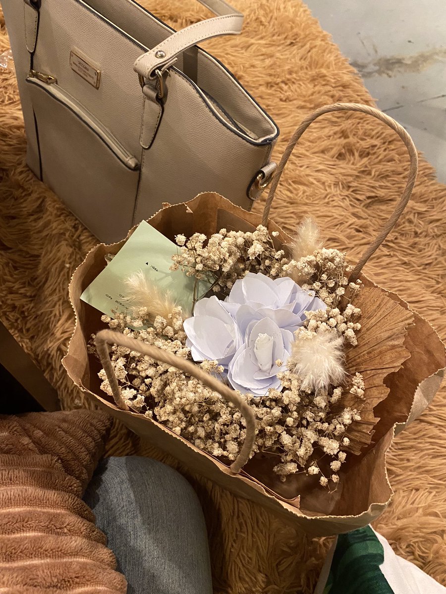 oooohcaroline's tweet photo. Another handmade flowers from him🫠 https://t.co/v9pw051ZhK
