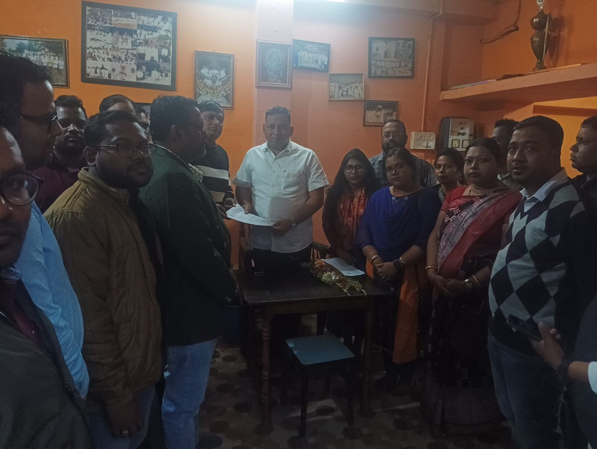 ovsacuttack's tweet photo. Memorandum submitted to Honourable MLA Banki Sir about issues of OVS Cader by OVSA Cuttack @CMO_Odisha @MoSarkar5T #Odisha #veterinarian @tripathy_devi @GovernorOdisha @rashtrapatibhvn @jenapratap66 @prasanta_MLA @pranabpdas @Vkpandianfancl1 https://t.co/GH5qrKlFib