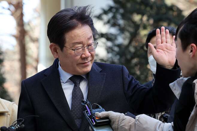 ●이재명, 불체포특권으로, 불출석으로, 단식투쟁으로, 피습사건으로, 담당판사 사표로 갖은 핑계대며 재판 지연 시키더니
어제는 35일만에 출석해서는 몸이 아프다며 일찍 퇴정했다. 일반 국민이라면 이게 가능한 일인가? 사법부를 이렇게 농락해도 어쩔수 없는 이게 나라냐?