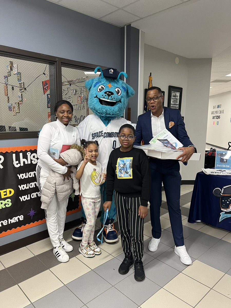 ProjectLEARN3's tweet photo. @JacksonLCISD Thank you, @SLSpaceCowboys for joining us tonight at the our ELA Literacy Night! We had a great time having you join us! @LamarCISD @ https://t.co/iI1X5d3snq
