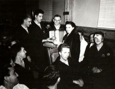 TheJudyRoom's tweet photo. January 23, 1942:  Judy's USO tour with her husband David Rose took them to Fort Knox in Louisville, Kentucky.  

#judygarland #fortknox #ftknox #lizaminnelli #USO #usotours #thejudyroom https://t.co/udY0vuT8X9