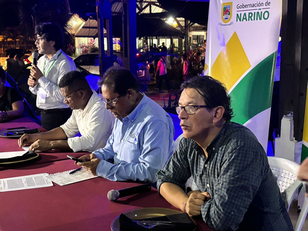 albertobemo's tweet photo. Desde Tumaco, con el Gobernador de Nariño @LuisAlfonsoEsc y con el director del @IgacColombia participando de la socialización de la cartografía básica del departamento y de las caracterizaciones territoriales de este municipio. 

En el Gobierno del Cambio avanzamos hacia la implementación del Plan de Ordenamiento Social de la Propiedad Rural en Colombia

#GobiernoConElPacífico para #AlimentarLaVida