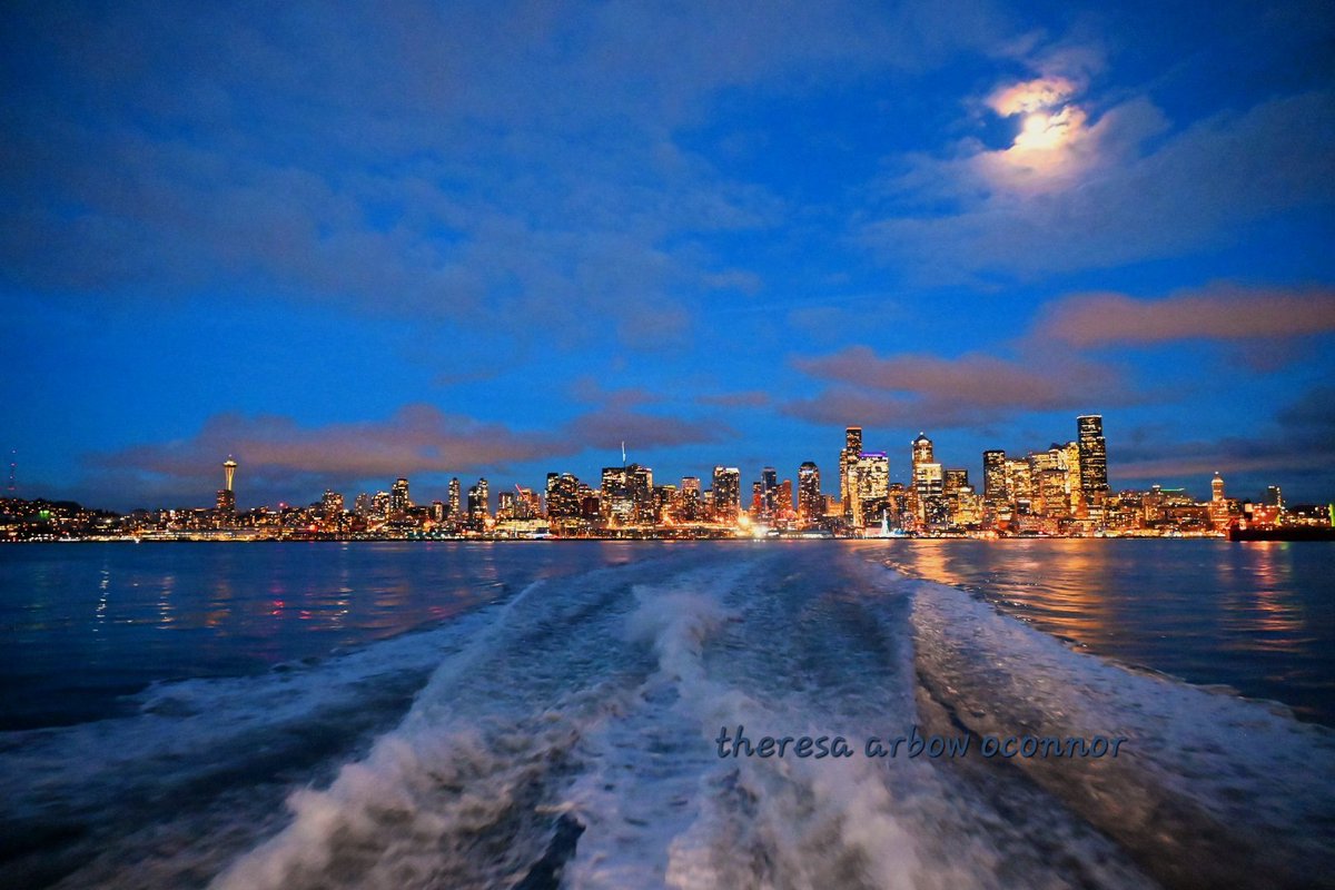 Moonlight ride home on the Watertaxi tonight ♡ @SeattleWaterfnt