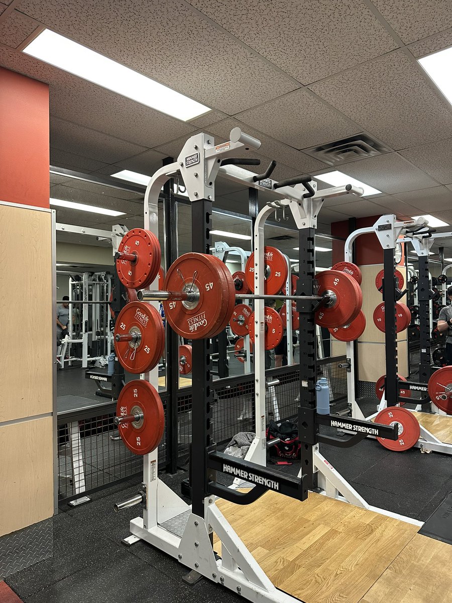 [Train everyday challenge - Day 8]

Big day today, lots of calls, lots of things moving in the right direction ☄️

Building up some solid momentum

Still made it to the gym though

Amraps today:

Squat 225lb x 10
Bench 175 x 9
Some pull ups after didn’t count how many

Ez work,