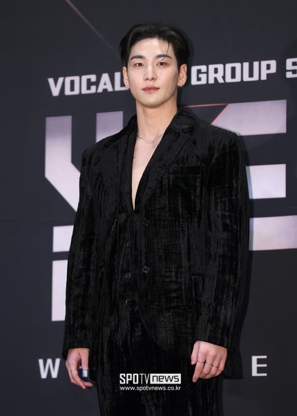 MyTigersDen's tweet photo. Baekho proving you can capture attention with pure face and aura and a simple black fit no need for flashy suits 😌🥰 https://t.co/ogjd2tVqWx