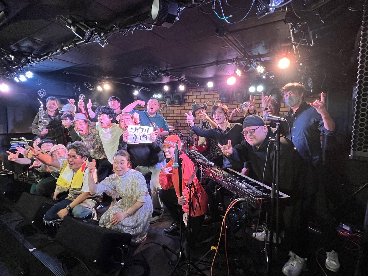 fuku03sato03's tweet photo. この前の吉祥寺でのライブの演者さん達の集合写真♡
喜生ちゃんがカメラ目線仕切ってて
ウケた!笑
「はい左!真ん中!右!」ってね!
めちゃくちゃ楽しかったー🎶
#能條陽一郎
#TheBrandNewBag
#SOONERS
#EbonyB
#ゼーゼーハーハー
#DJPreciousLaw
#planetK https://t.co/vHMzUFn68X