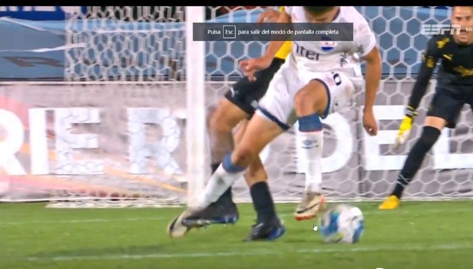 ArbitrajeU's tweet photo. Le quedó enorme el clásico a Feres🤦

Cunha desaparecido en el VAR🤦

Lo peor fueron los dos penales no sancionados a Nacional. Falta de Olivera a Sanabria y mano de Méndez en el segundo tiempo😳

En la expulsión de Pereyra hay una falta previa clarísima de Olivera a Bentancour😲 https://t.co/M15TtAiYVE