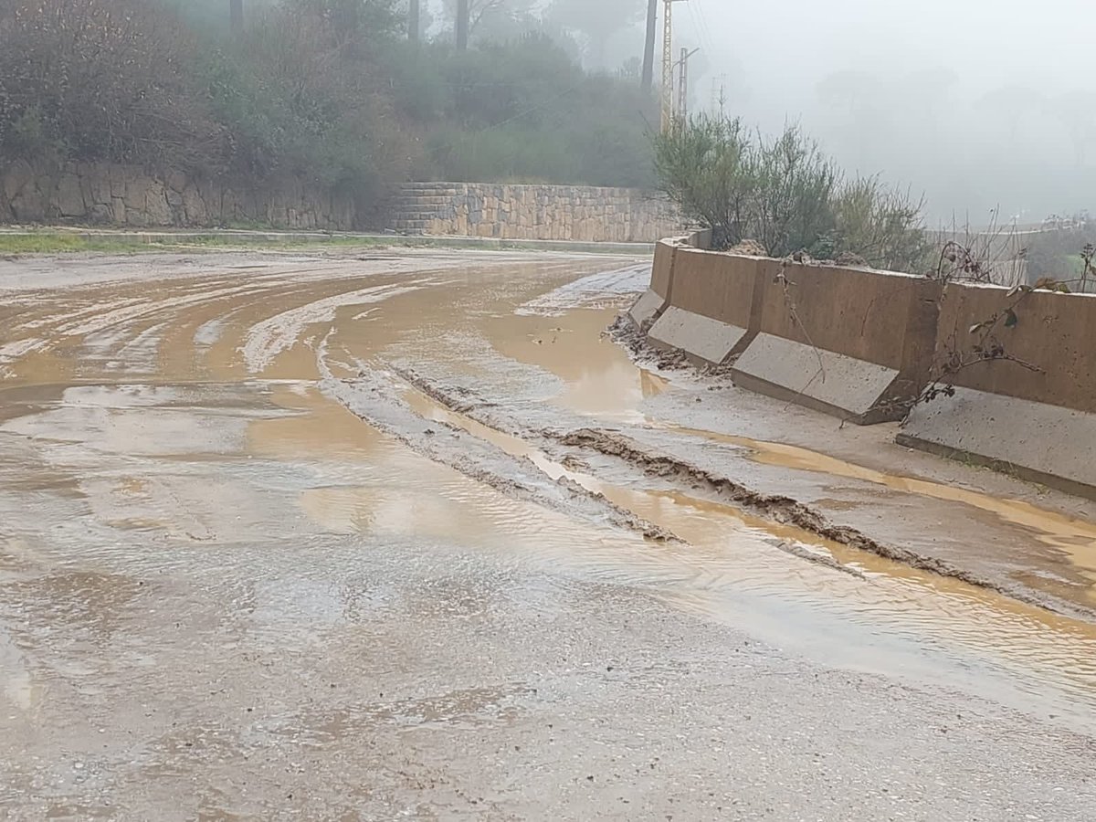 إلى كل المسؤولين المعنيين، نطالبكم بحماية الطريق الممتدة من #بحمدون وصولاً إلى #قرنايل #جوار_الحوز #كفرسلوان #ترشيش من خلال منع مرور الشاحنات الثقيلة التي تسبب التشققات بما ينذر بإنقطاع الطريق، حتى اللحظة لم تتخذ الإجراءات الحاسمة، الحل البديل موجود لديكم، المطلوب التحرك فوراً❗️