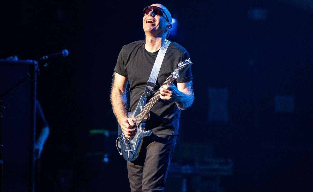 chickenfootjoe's tweet photo. #G3Tour is on!! Thank you to everyone in Tucson who welcomed us back for our first night! #OriginalLineup @stevevai @ejupclose @chickenfootjoe
📷: @UnivrslHelfire https://t.co/C2dsrjna8Z