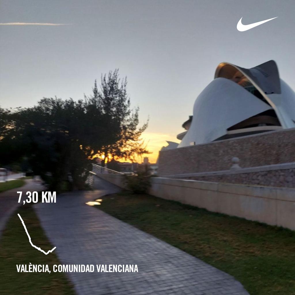 luisperezlopez's tweet image. Amanece #Valencia.  Acabo de correr 7.30 km  a un ritmo de 6'11" con #Nikeplus.