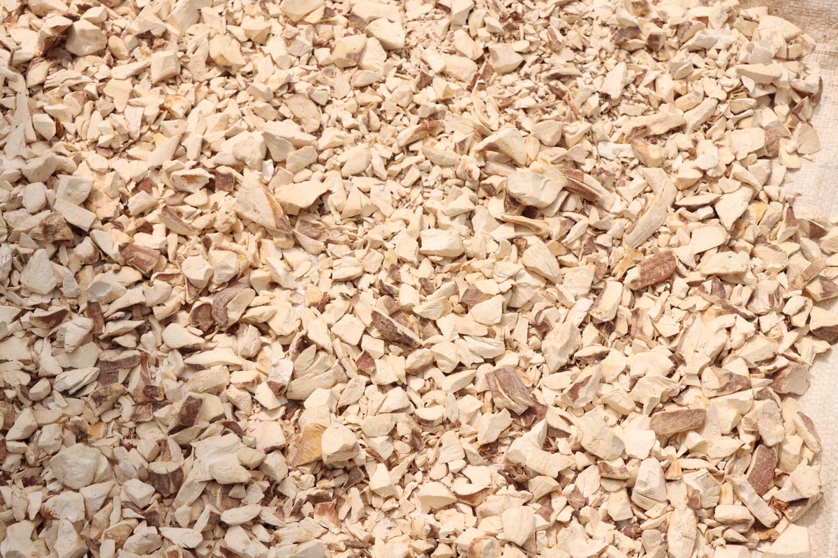 KenyaCIC's tweet photo. 1/2. Banana value addition has helped farmers maximize their profits and minimize #post-harvest losses. The process involves various techniques such as drying, milling, roasting, and fermenting bananas to create different products like banana crisps, flour, bread, and cakes, among others