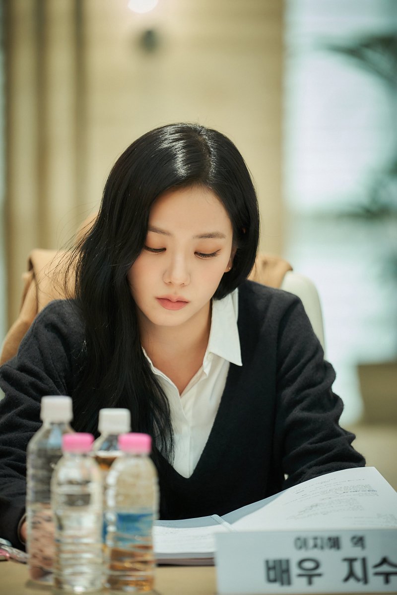 NEWSJISOO's tweet photo. #JISOO has confirmed her appearance in the movie 'Omniscient Reader's Viewpoint'. JISOO plays the role of Lee Ji-hye, a colleague who works together with Yoo Jung-hyuk (played by Lee Min-ho) to overcome crises. This will be JISOO’s onscreen debut. 
🔗 https://t.co/URm1xppE3i https://t.co/Iz1wZmqpHV