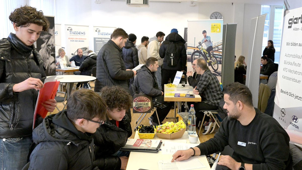 Das 8. Azubi-Speeddating lockte zahlreiche Ausbildungsinteressierte in die Handwerkskammer. Das Gros der 70 teilnehmenden Unternehmen konnte Bewerbungen + Verabredungen z. B. zu Praktika einsammeln. (Foto: Wilfried Meyer)