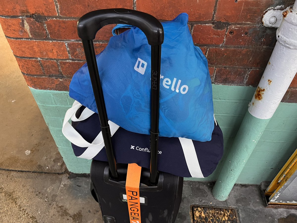 Pro travel tip: never travel anywhere without at least TWO extra smaller bags, just in case you end up ordering too much swag for #Unleash!

Time to get to The Barbican 🇬🇧 and get people signing up for tempo.io/spm-reporing in exchange for the greatest T in the world! 👕🏆🥇