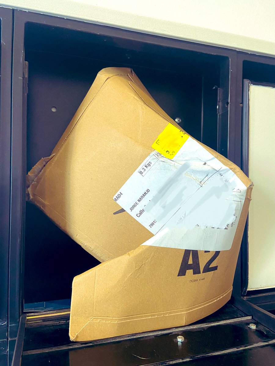 nanafilms's tweet image. - ¿Hola? Soy el de @amazon 
- Te abro.
- ¿Te lo dejo en el buzón? CABE.
- No, si estoy en casa.
- Te lo dejo ahí, que cabe.
- No, además salgo ya.
- Bueno, yo te lo dejo en el buzón.
- Si no quieres subir, bajo y nos vemos a mitad de camino.
- Ya está dentro.

📙 #LaEscuchaActual