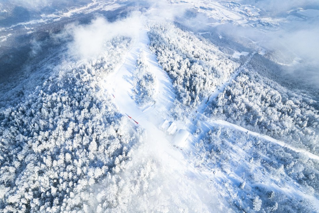 Chineseginseng_'s tweet photo. 全国第一！吉林池北区长白山滑雪度假地成为吉林省第五家国家级滑雪场。此前国家级滑雪旅游度假地已进行两批评选，其中，我省吉林丰满松花湖滑雪旅游度假地、吉林抚松长白山滑雪旅游度假地、吉林永吉北大湖滑雪旅游度假地、吉林东昌万峰滑雪旅游度假地四个滑雪度假区位列其中。#China #Jilin https://t.co/LS8q5IzUD6