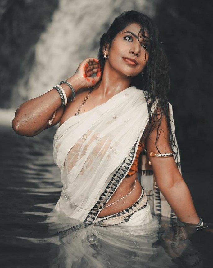 vatsyayana0's tweet photo. பெண்ணின் நிர்வாணத்தில் ஆணுக்கு மரியாதை அதிகம் பார்த்தவுடன் எழுந்து நின்று விடும்,
பணம் கொடுத்து கூப்பிட்டா பாலியல் தொழிலாளி கொஞ்சம் பழகிட்டு கூப்பிட்டால் காதலன்,
கிள்ளி விட்டு வலிக்கிறதா என்று கேட்கிறது காமம் ,கிள்ளாமலே  வலிக்கிற��ா என்று கேட்பது காதல், https://t.co/sex4P6J6tY