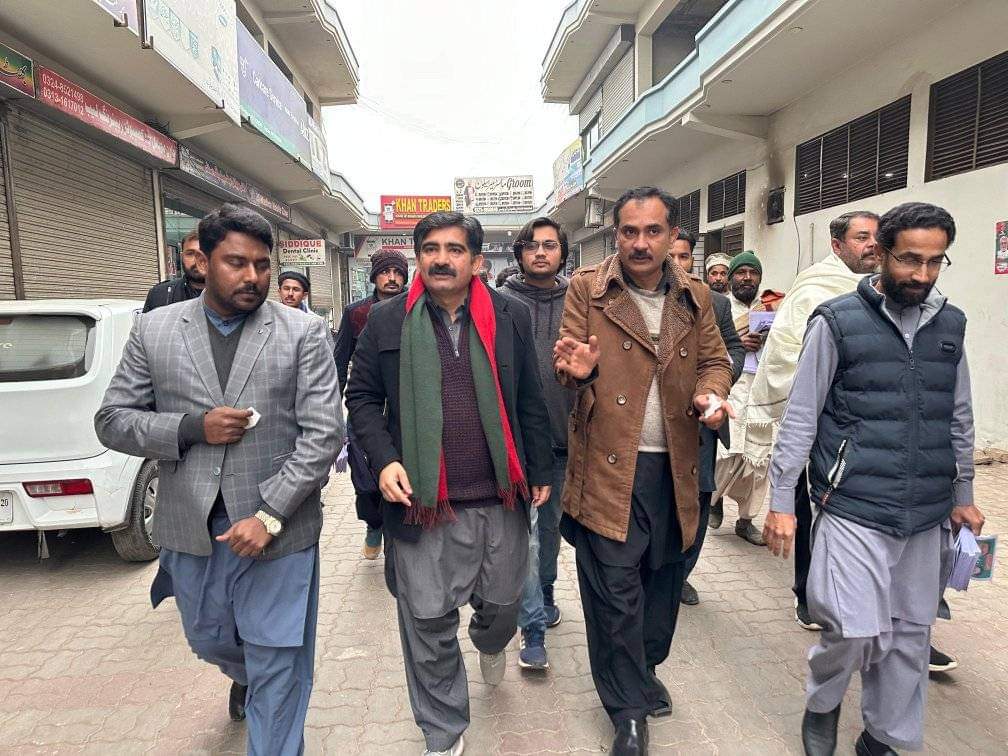 UmairBilalkhan's tweet photo. کبیروالا شہر میں کپتان کے سپاہی غلام مرتضٰی سیال #pp212 نے بھرپور کمپین کی خصوصی طور پر سردار شہباز خان سیال نے شرکت کی 
کبیروالا کی پڑھی لکھی اور باشعور عوام کو پتہ ہم نے خان صاحب کا قرض اتارنا ہے جو صرف اور صرف ہم ووٹ سے اتار سکتے ہیں ۔ ہمارے لئے آج وہ جیل میں ہیں ۔۔ 
انشاءاللہ جیت کپتان کی ہوگی 
جیت کا نشان چارپائی کا نشان
#خاںیوال_کپتان_کا #PP212