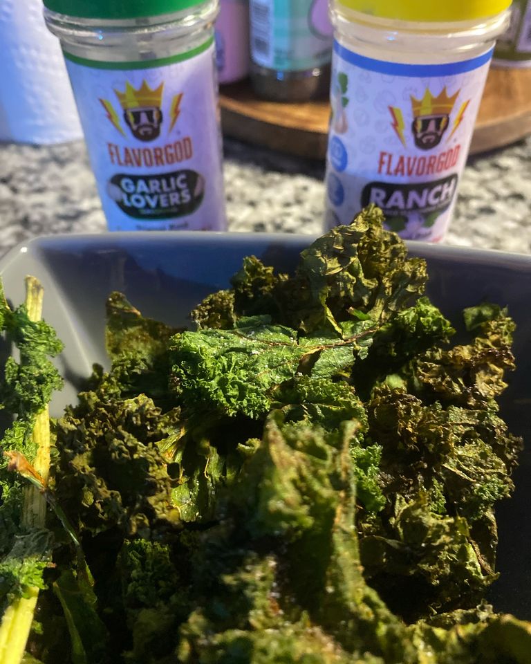 Making kale chips at 1 am. This is my midnight madness. Yummy yummy madness.

Yumminess by @flavorgod Ranch which I would put in EVERYTHING if I didn’t want to hurt Garlic Lovers feelings

#flavorgod #kale #snacks #midnightsnack #weightloss #weightlossjourney #easysnack #Food