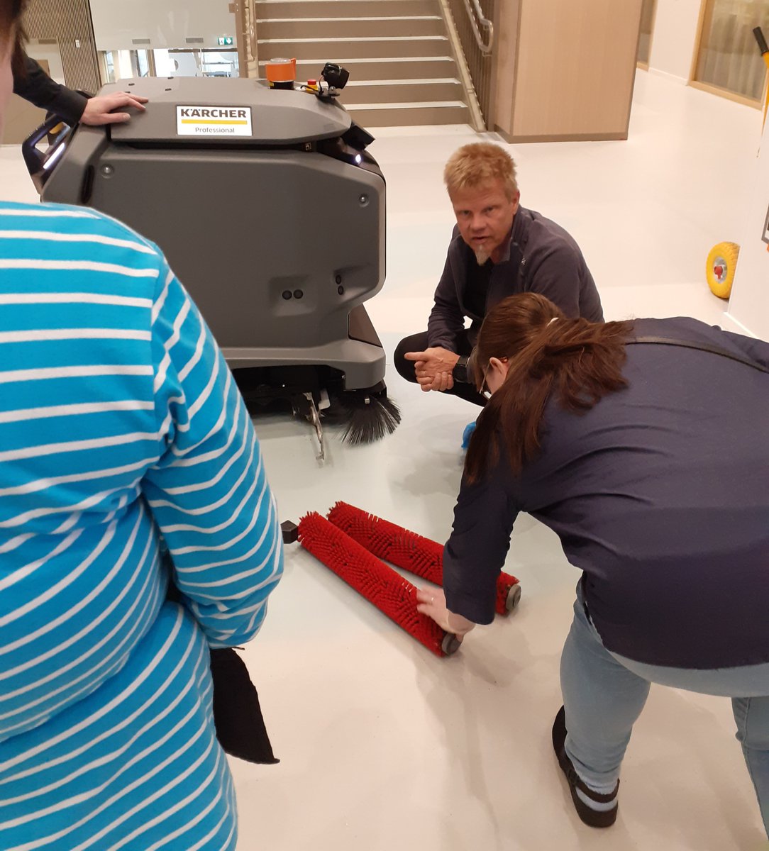 PirkanmaaVoimia's tweet photo. Etelä-Hervannan koululla voi nyt törmätä — ei kuitenkaan sanan varsinaisessa merkityksessä 😀 — uuteen #yhdistelmäkonerobotti'in🤖, jonka ominaisuuksiin #Ehta'n väki pääsi tutustumaan kouluttajien Juhon ja Tuomaksen ohjauksessa. Kiitos! 💙

Terveisin
Tuotepäällikkö Elina https://t.co/B8YS5XXLrA