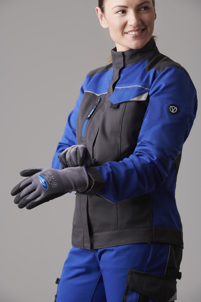 Voor buitenwerk biedt de nauw aansluitende #werkkleding van #Mewa veel draagcomfort en bewegingsvrijheid dankzij elastische inzetstukken of elastische gemêleerde stoffen. #mewatm #workwear