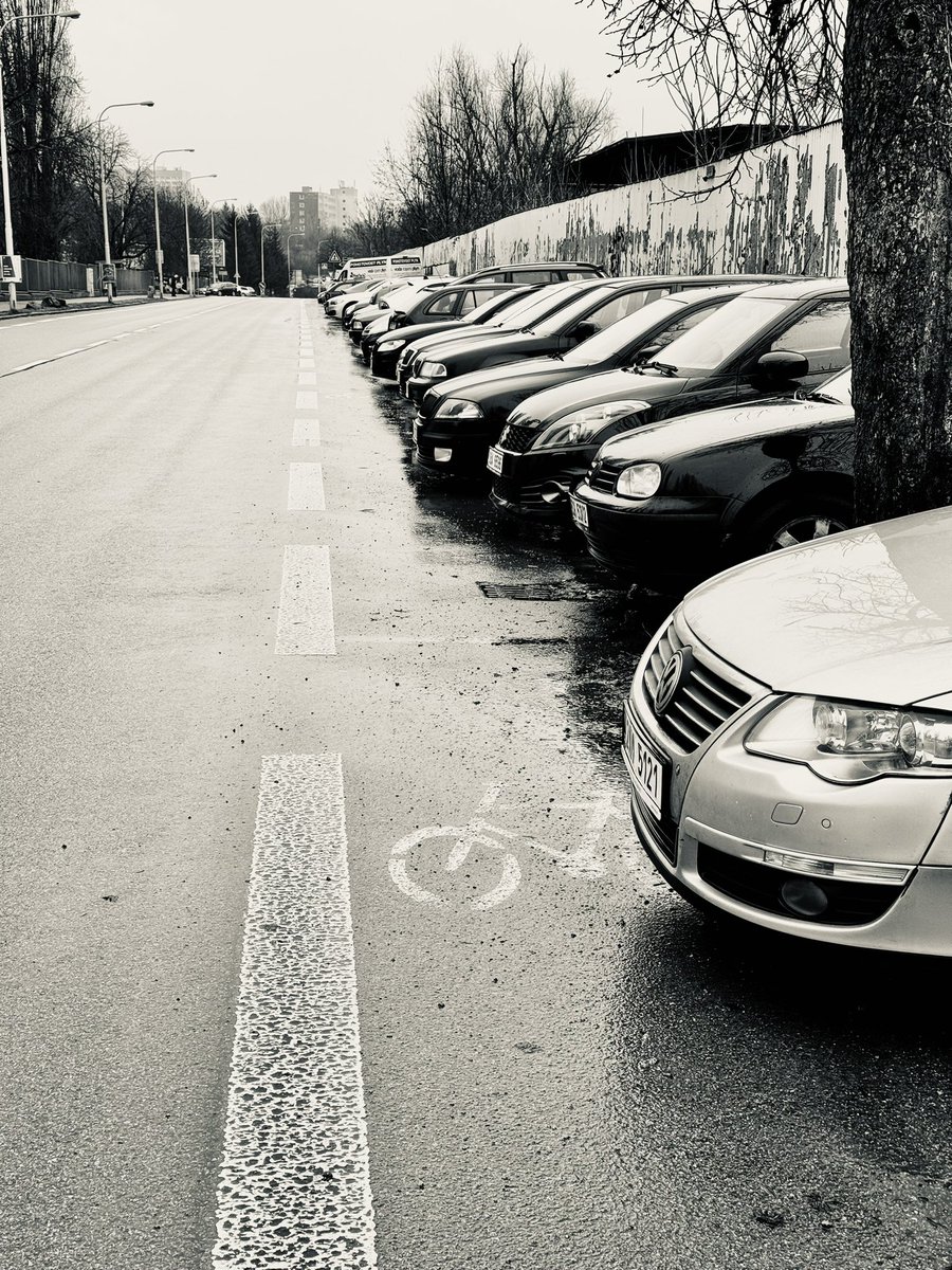 Takovou krásnou cyklo infra nám v Brně budujou. Pumpičkářům není nic dobrý. #zitbrno