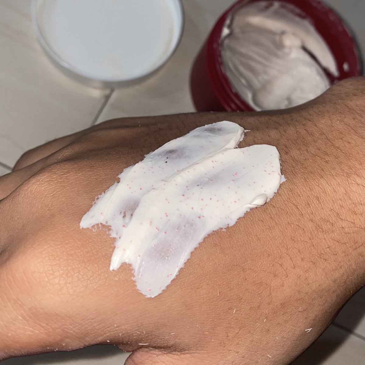 Haritu i ternampak body scrub from grace and glow ni viral, sooo i decide untuk beli and try sendirii.

Suprisingly kulit i jadi lembut gilaaa lepas pakai, bau dia pun wangi and quite strong dah basuh pun still melekat dekat badan macam pakai perfume mahal 💯🤌🏻