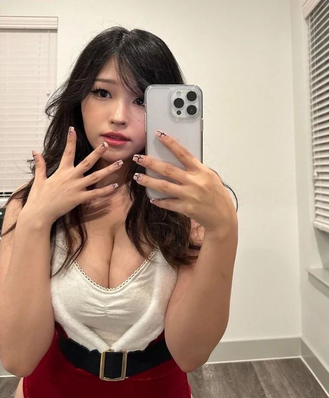 frominsomnia_9's tweet photo. imagine your cock between mommy hy/00n's soft tits https://t.co/VeIwnQzHwU