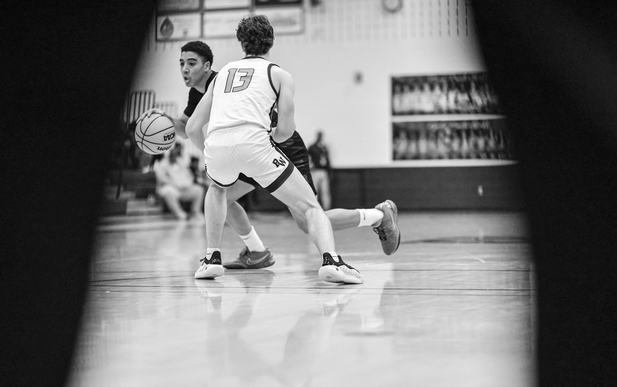 A ref blocks you while he's calling the game so when this happens I always work around him but occasionally I'll try to get a shot between the legs and see what happens. #SportsPhotos #Hoops #HiMrRef