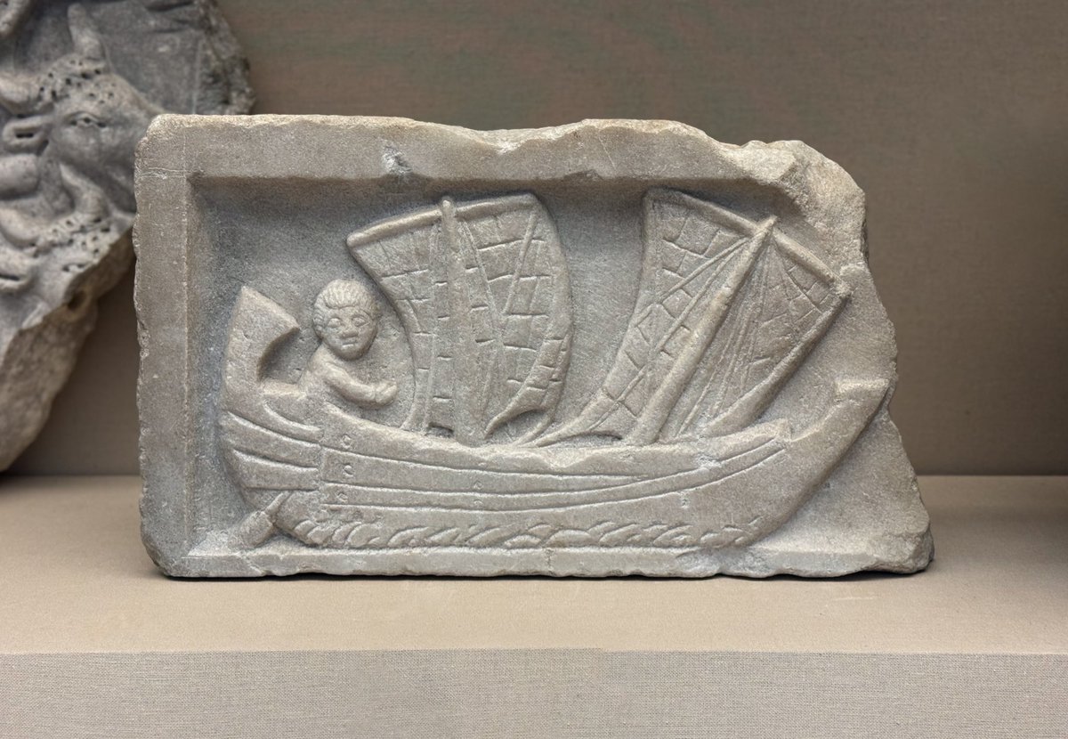 #ReliefWednesday A small marble relief which depicts a corbita, one of the merchant ships of imperial Rome that plied routes from the Mediterranean to the Red Sea and India. 

From Carthage, province of Africa Proconsularis (roughly, Tunisia), ca. 200 CE. 

#BritishMuseum
📸 me