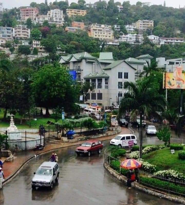 MAYITI2's tweet photo. À Pétion-Ville (Haïti), dans les Areas de la place St Pierre, la chaussée mouillée offre une vision naturelle qui imprègne la zone d'une fraîcheur agréable, créant ainsi une harmonie entre la nature et l'urbanité après une légère pluie.
#Mayiti 
📷:? https://t.co/4f4lrk3He5