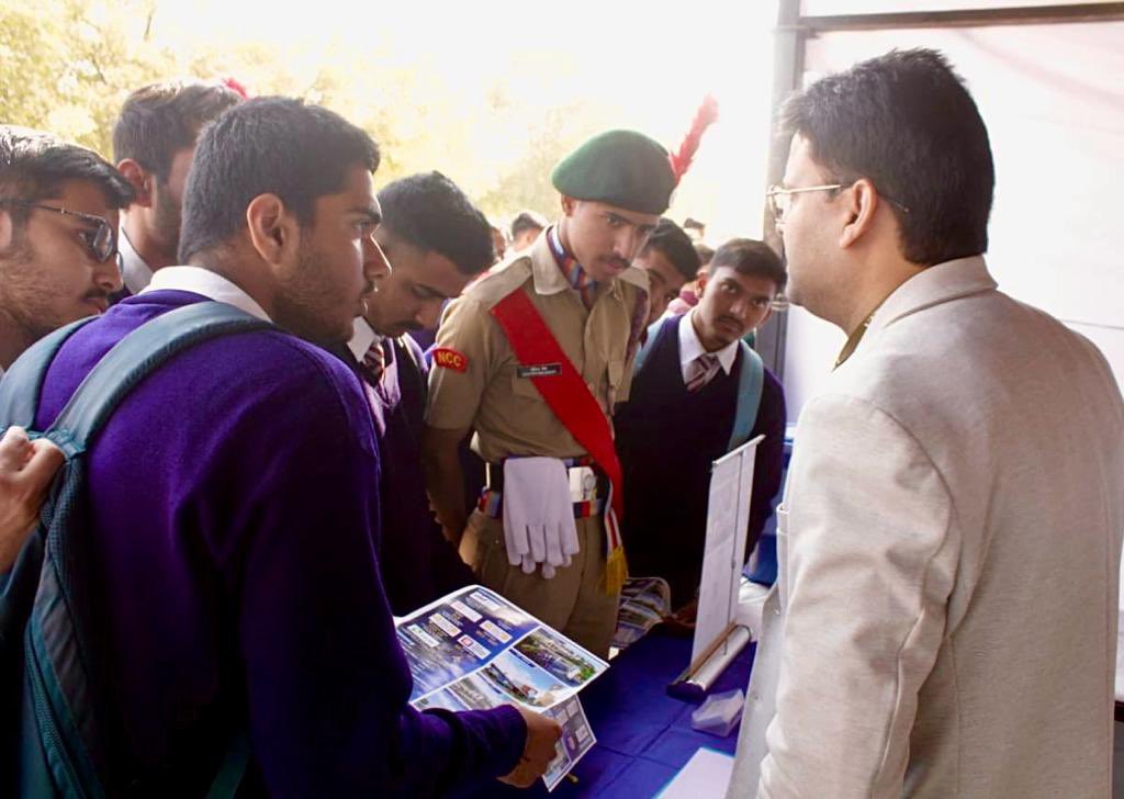 'Dream, Discover, Decide' Event further assisted the students in exploring diverse #CareerOpportunities & gearing up for a future full of possibilities including options through #IndianArmy Welfare #Education Society. The fair drew a massive response. (2/2) #NationBuilding