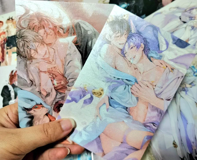 แล้วนี่เพิ่งได้เปิดกล่องของคุณ @/everydaysleep__ วันก่อนเอง ฟรินมากกก งดงาม  แสตนดี้ของจริงคือใหญ่มาก สวยมาก โปสการ์ดที่แถมมาก็ดีงามมาก ที่จริงคุณแพรวส่งให้ตั้งแต่ปลายธันวา แต่เพิ่งเปิดกล่องเพราะเตรียมจัดหิ้ง ไว้จัดหิ้งเสร็จจะมาอัพเดท 