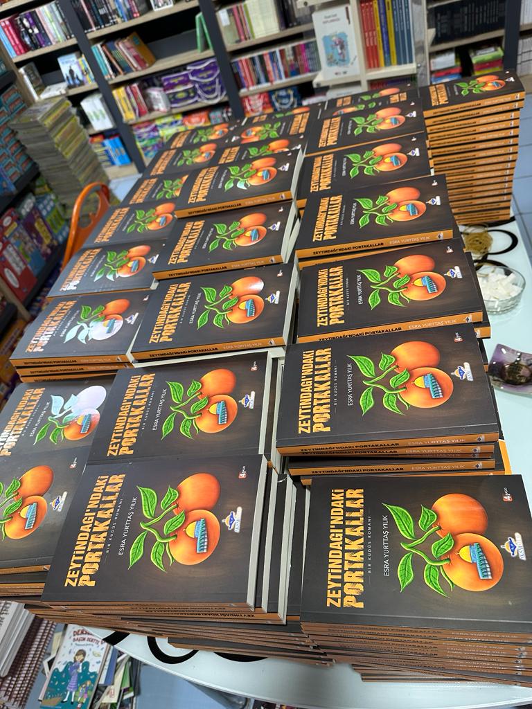 MetinOzdamarlar's tweet image. Öğretmen Kitap Okuma Kulübü olarak; tüm telif gelirleri Gazze'deki çocuklarımıza bağışlanan ve Filistin'de yaşanan zulmü en iyi şekilde yansıtan romanlardan biri olan Zeytindağı'ndaki Portakallar eserinden alarak ve çevremize hediye ederek Filistin'e 30.000 liralık bağış yaptık.…