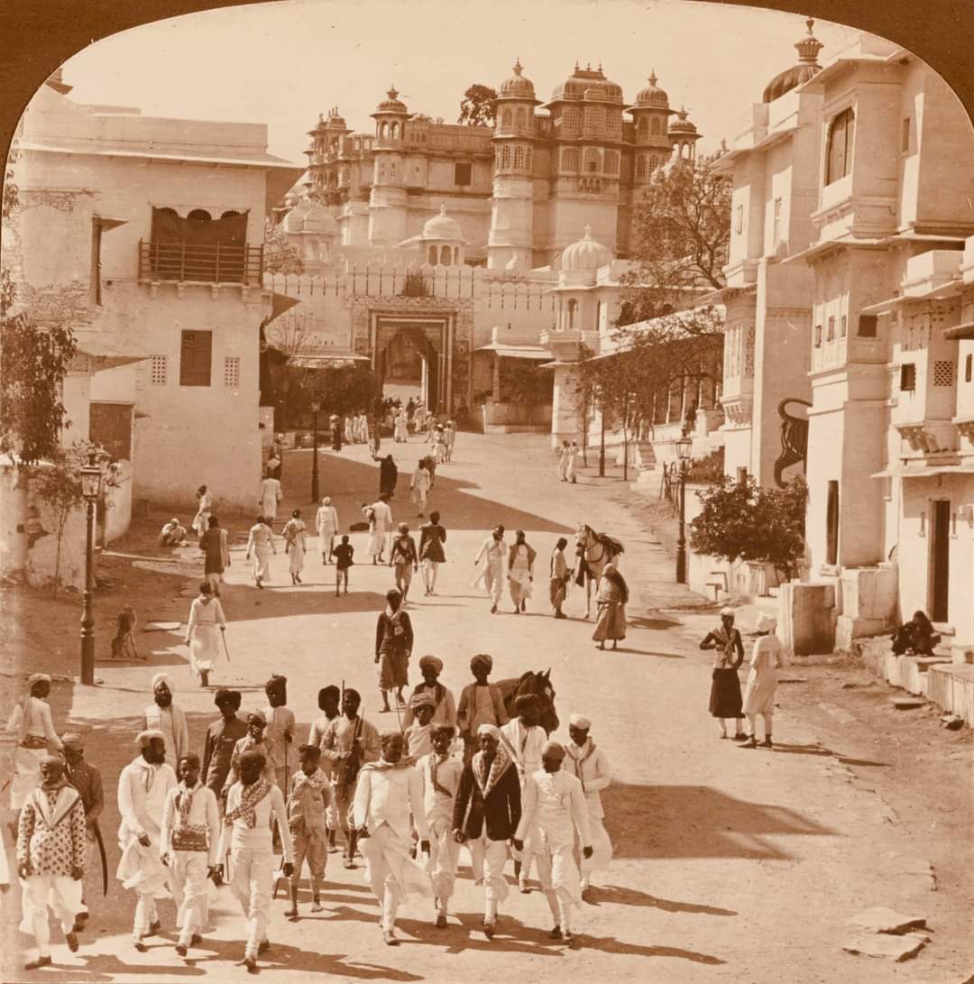 smilingsword1's tweet photo. The dazzling whiteness of the Orient - street leading to the Maharaja's Palace, Udaipur, India.
Photograph circa 1903. #HistoryofIndia #UdaipurMagic https://t.co/v7PWsPNpet