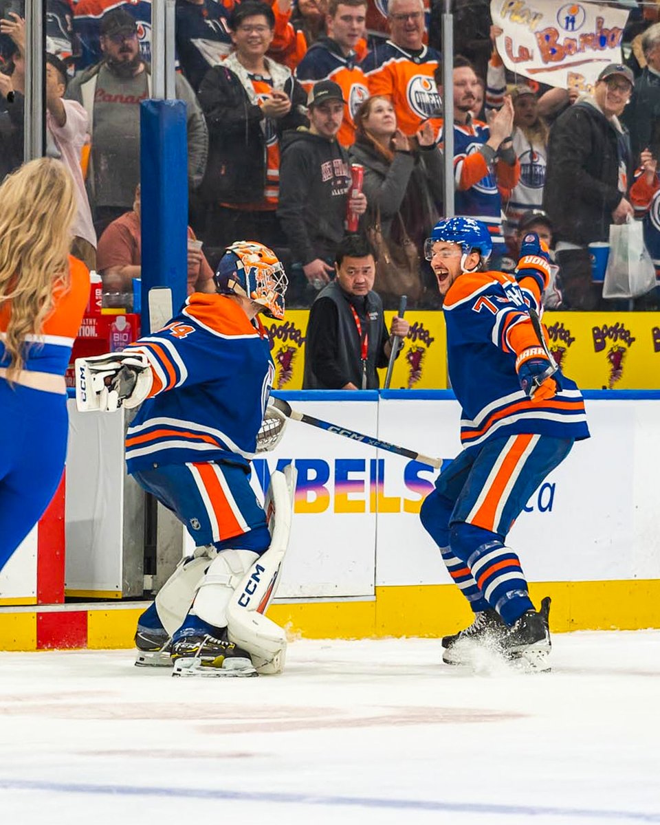 EdmontonOilers's tweet photo. VINNY &amp; SKINNY CELEBRATE THE WWWWWWWWWWWWWWINNY https://t.co/9ZCrAkZg4j