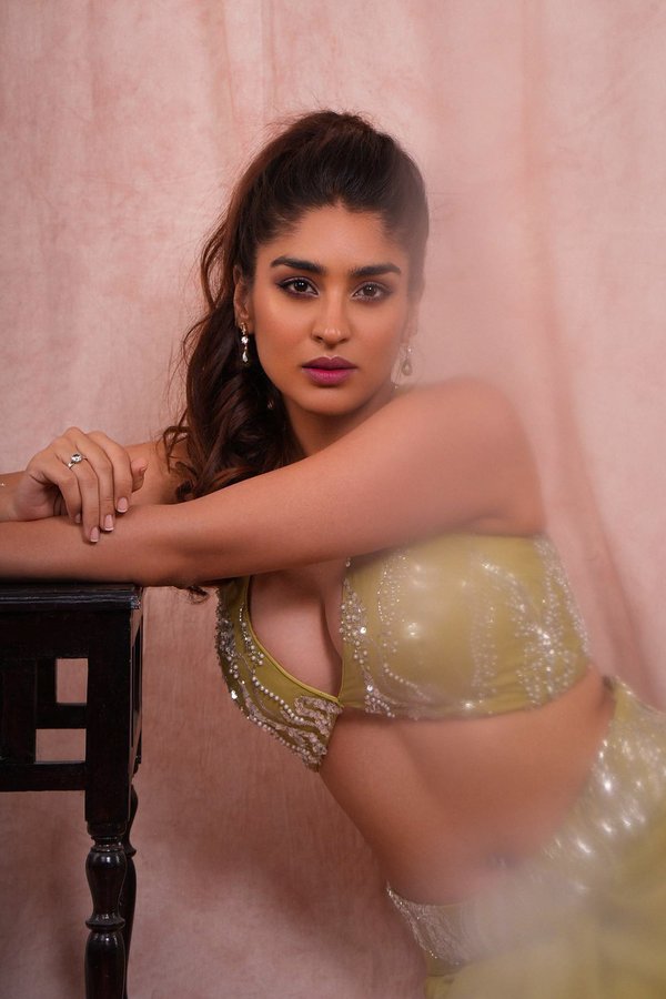 GElSe9dbYAABV29?format=jpg&name=900x900