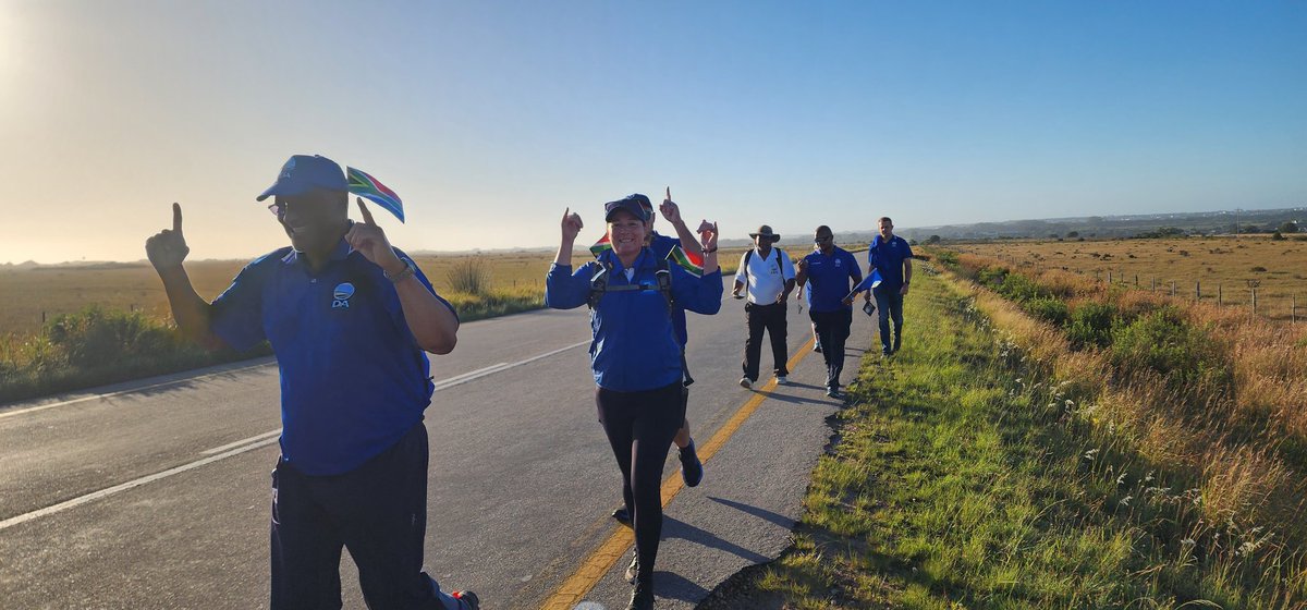 DAEasternCape's tweet photo. DA Leaders, Andrew Whitfield MP, Dr Vicky Knoetze MPL, Mayor Hattingh Bornman and Deputy Mayor Timothy Jantjes are leading the #InTheirShoes solidarity walk from St Francis Bay to Humansdorp.
#PowerToTheRegistered #thedagetsthingsdone #RescueEC https://t.co/vaOCHy0qfW