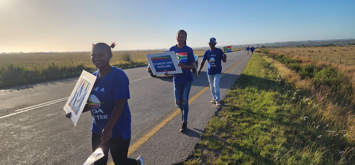 DAEasternCape's tweet photo. DA Leaders, Andrew Whitfield MP, Dr Vicky Knoetze MPL, Mayor Hattingh Bornman and Deputy Mayor Timothy Jantjes are leading the #InTheirShoes solidarity walk from St Francis Bay to Humansdorp.
#PowerToTheRegistered #thedagetsthingsdone #RescueEC https://t.co/vaOCHy0qfW