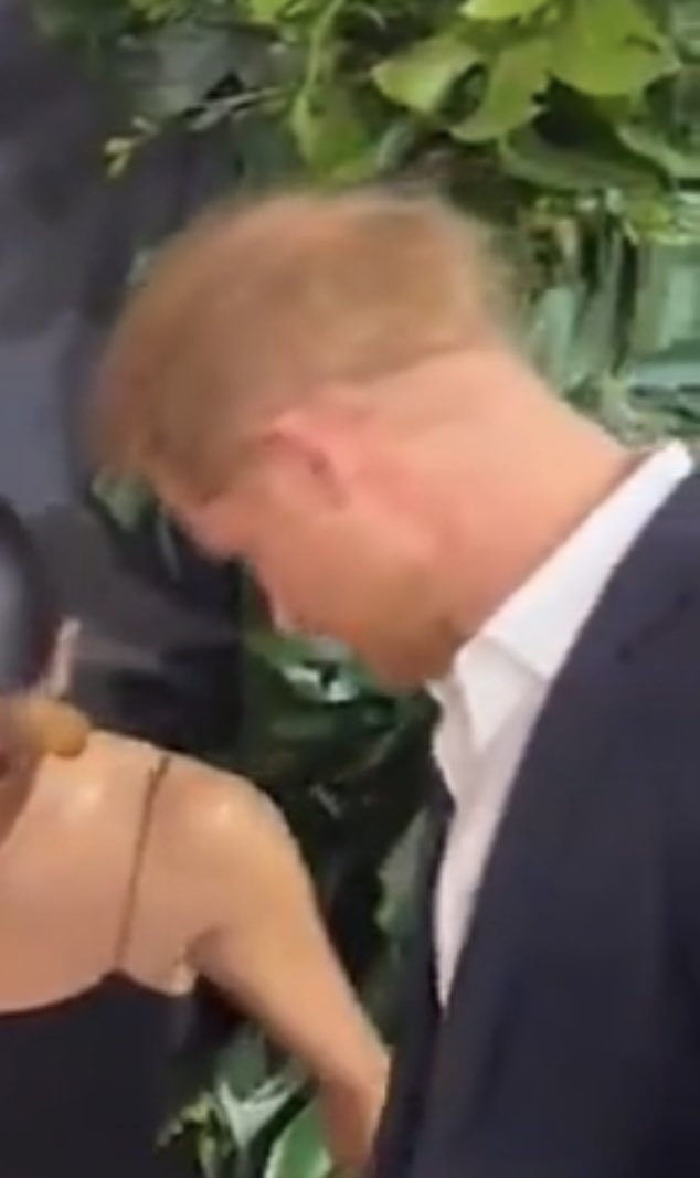 Excuse me WHAT IN THE BOWL CUT HELL is going on with Harry’s head?!? Broooo. 😂😂😂 who did that to him? 😂😂😂

#HarryandMeghan #FlukeOfSussex #HarryIsALivingLoser #Harryisajoke #Hairless