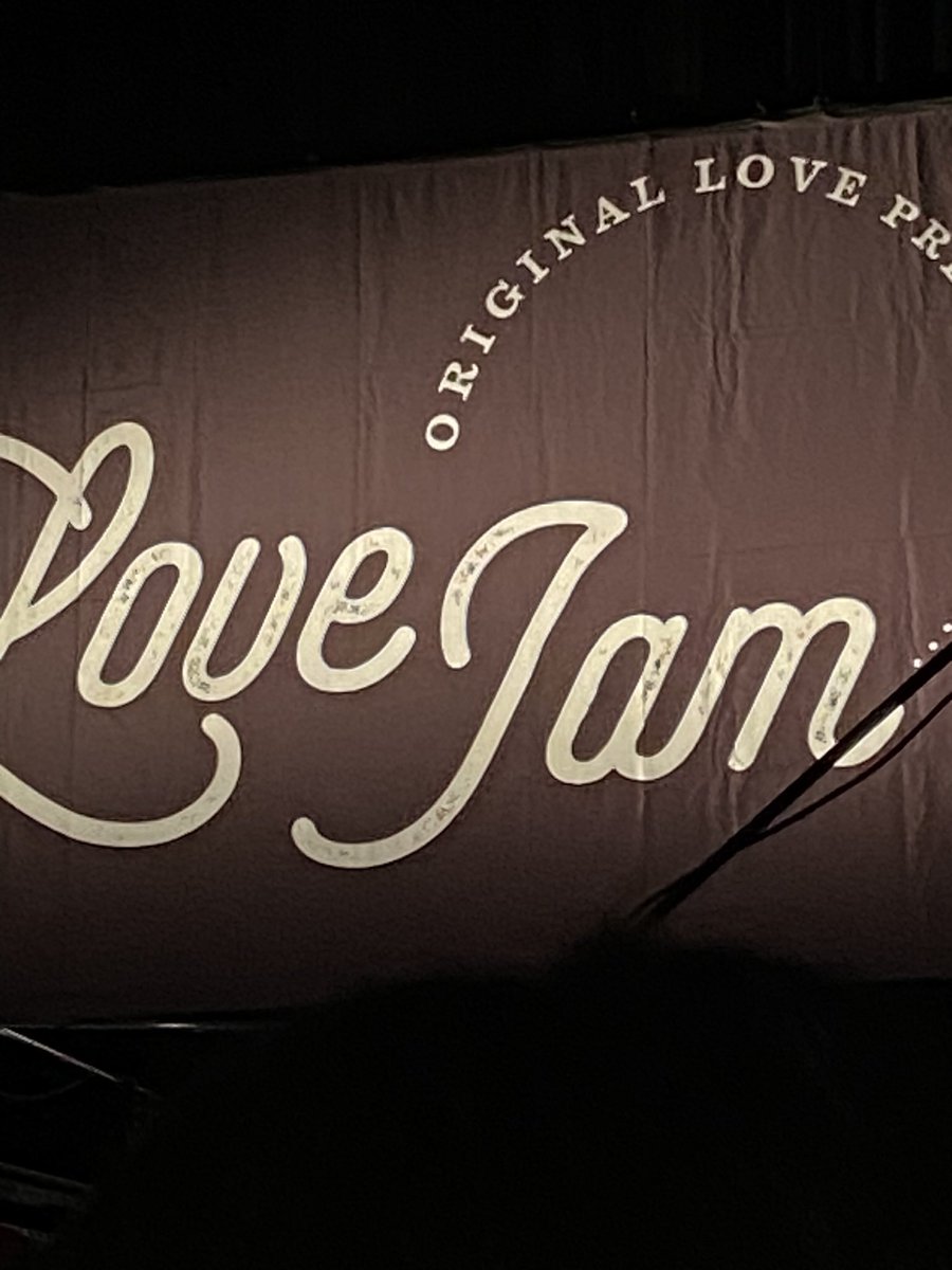 fuchsia_4939's tweet photo. そういえば、Love Jamのタペストリー（フラッグ？）の白い書体部分に文字のようなものがこちゃこちゃ入っていたので、これまでにお呼ばれしたアーティストのサインかしらと思って写真を拡大してみたが、非力なiPhoneカメラではうまく写らなかった。
#OriginalLove
#GRAPEVINE
#LoveJam https://t.co/iEO09kDeL4