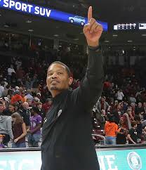 CockyFreeman's tweet photo. Basketball School. South Carolina has the best combined record in college basketball at 33-3. Lamont Paris just made a loud statement in beating Kentucky while Dawn Staley's rebuilding year has been dominate. Good time to be a fan of the Garnet &amp; Black.🐔🤙 https://t.co/G84gCtOuN9