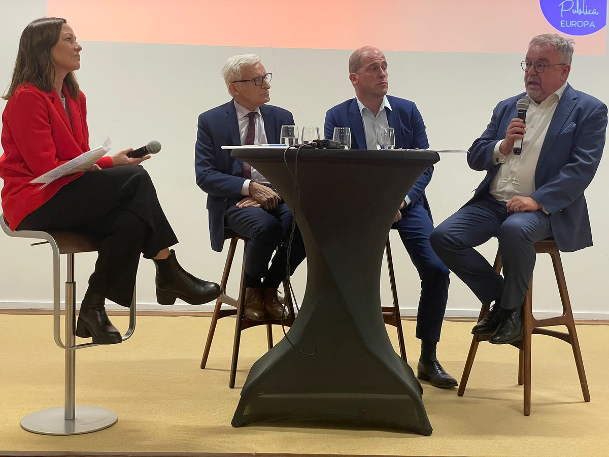 Thank you to all the speakers and participants of this insightful discussion about “EU’s Energy of Tomorrow” <a href="/ResPublica_EU/">Res Publica Europa</a> <a href="/JerzyBuzek/">Jerzy Buzek</a> <a href="/diederiksamsom/">Diederik Samsom</a> <a href="/EuropaJens/">Jens Geier</a>