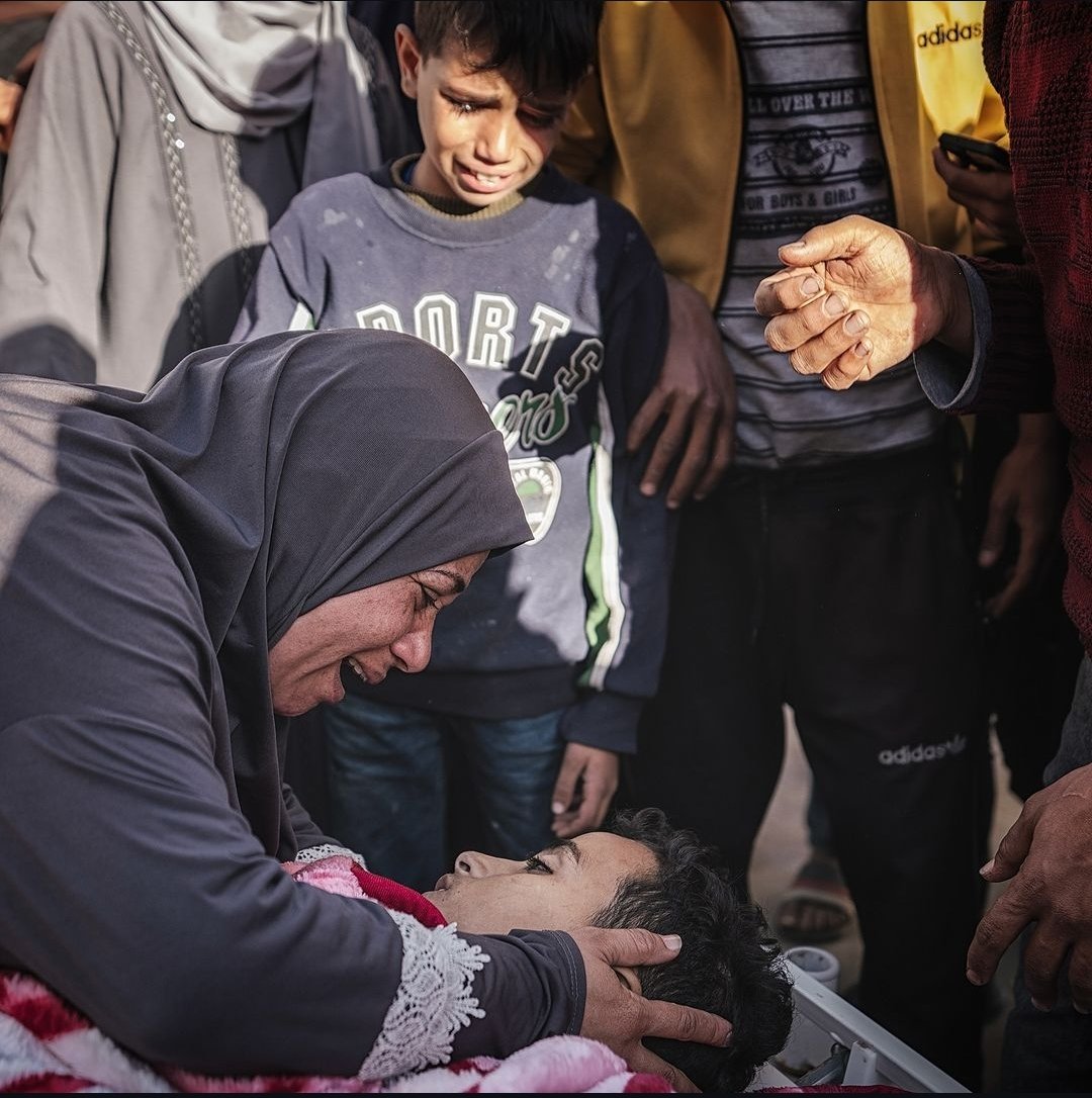 Gazze’deki masumlar vahşice bombalamalardan sonra şimdi de açlıktan ölümle yüz yüzeler. Tek bir çocuk daha ölmesin. İnsanlık ölmesin!!! #GazaStriving