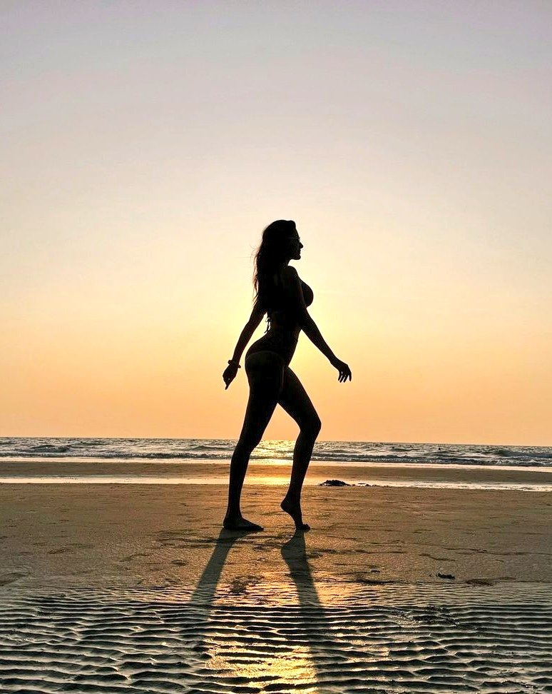 Beach babe 🔥 #AmyraDastur slays in bikini on the beach