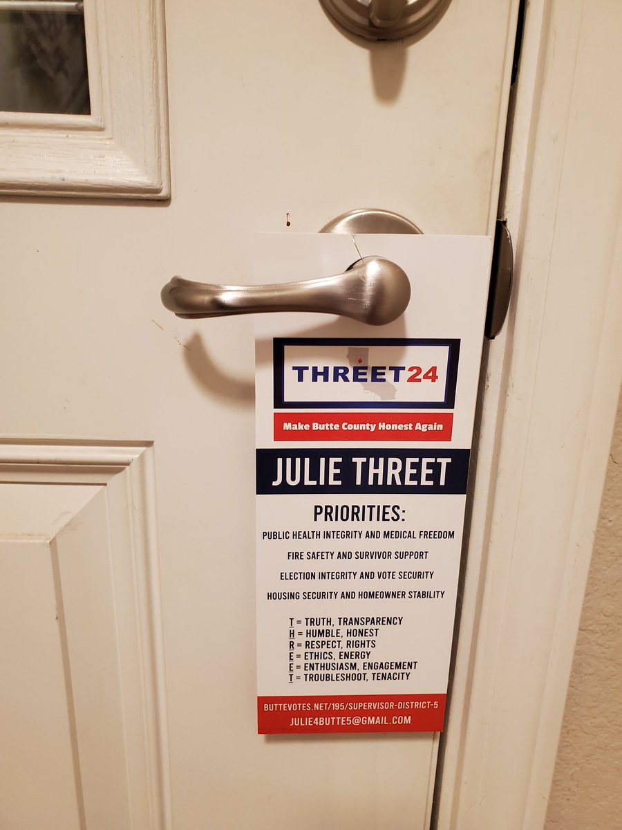 🚨 My very first doorhanger hung!! Of course it's on MY OWN door!! Love the way they turned out. Now for the hard part. Hanging 10,000. By myself. Get NO HELP at all from my GOP Central Committee.  @RepLaMalfa @buttecountygop @J_GallagherAD3 I have sent dozens of emails for the