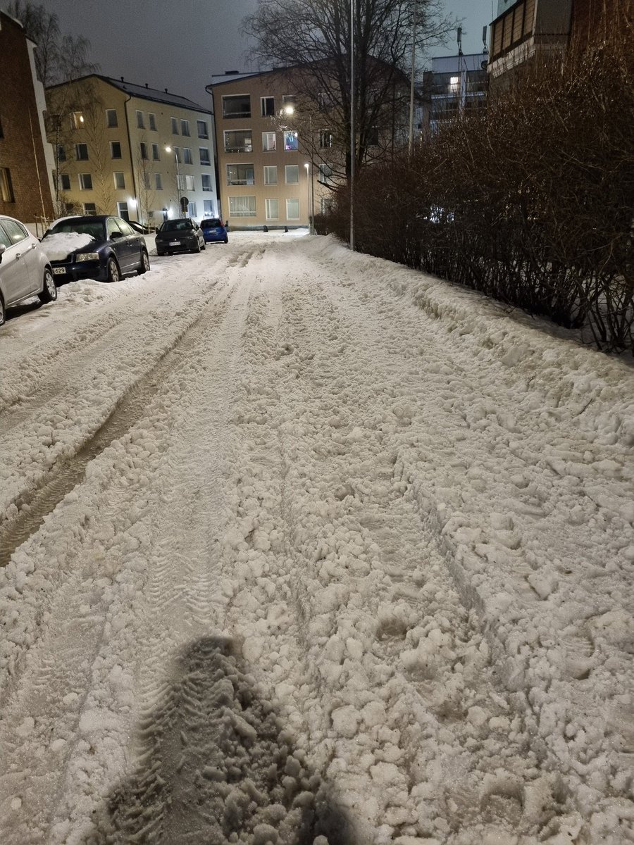 OKaremaa's tweet photo. Näkisitkö missä menee autotien ja jalkakäytävän raja? En minäkään eivätkä autoilijat. Tämä on tie Oulunkylän asemalle ja lukuisien pienten koululaisten koulutie.  Läheinen Aidasmäentie on vielä pahempi, eikä sillä ole edes jalkakäytäviä, ambulanssi ei pääsisi meill. @HelsinkiKymp https://t.co/q8SnZlZswT